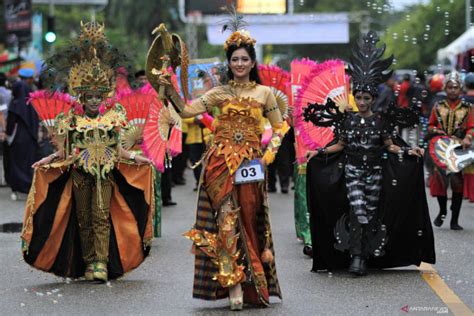 El Festival de Kendari del Siglo XII: Una Celebración Religiosa y Política que Dejó una Marca en la Historia de Sulawesi